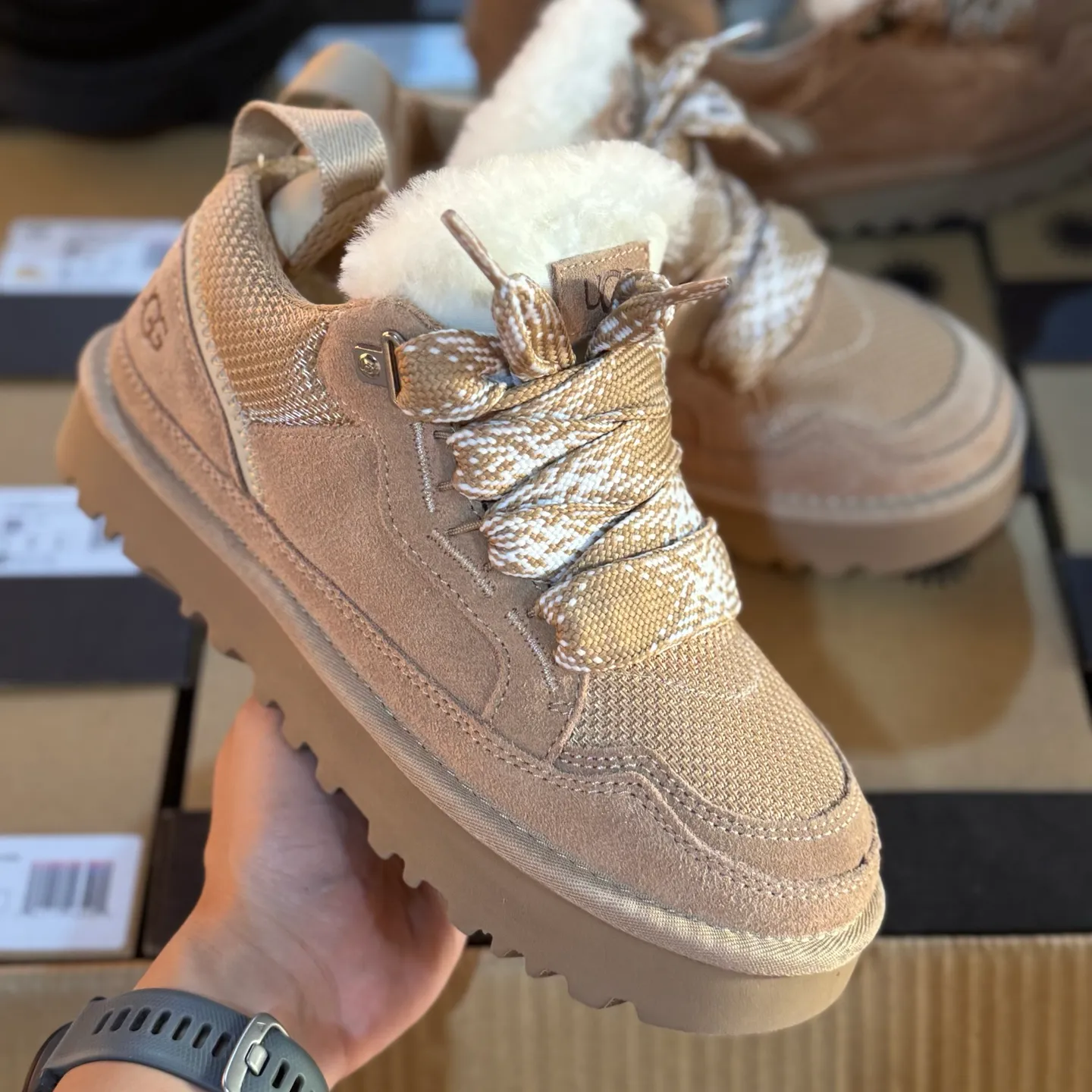 Local 💰600 Settlement in store 250 OEM grade 4032 Mel series Top workmanship level Super stable version ✔️ Good looks and texture online Suede leather + low-key logo look retro Classic two-color shoelaces can be worn as one shoe or two ✔️ So comfortable that you want to weld your feet on it Super light material + 5cm thick sole No tired feet after heightening Wool insoles are warm and breathable No stress on commuting and shopping all day long ✔️ I love the details: wide shoelaces for photos and photos. Sizes 34-45 are suitable for a variety of foot types. Slight stains can be wiped clean with a damp cloth. The loose feeling in early autumn depends entirely on it. You can close your eyes and avoid stepping on thunder! 👟
